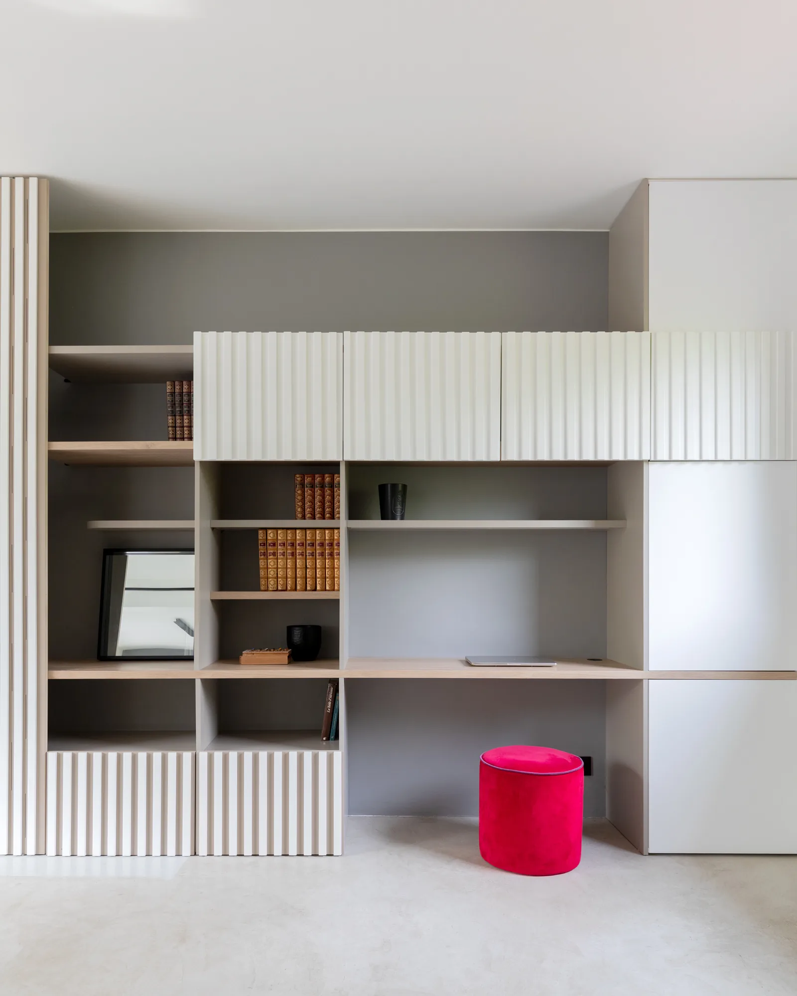 Maison à Meudon, verrière acier structurant l'espace ouvert, bois cannelé