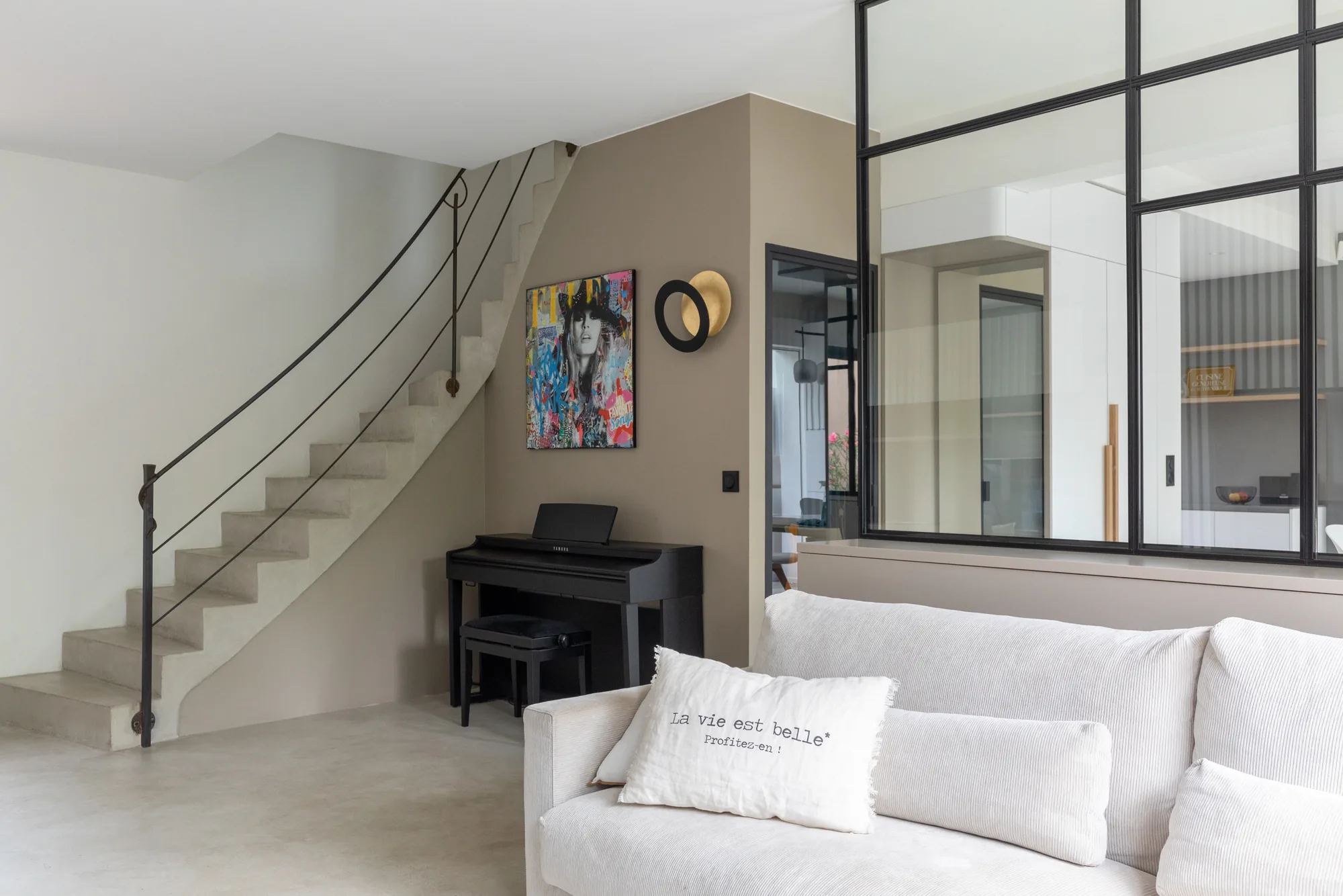 Maison à Meudon, verrière acier structurant l'espace ouvert, bois cannelé
