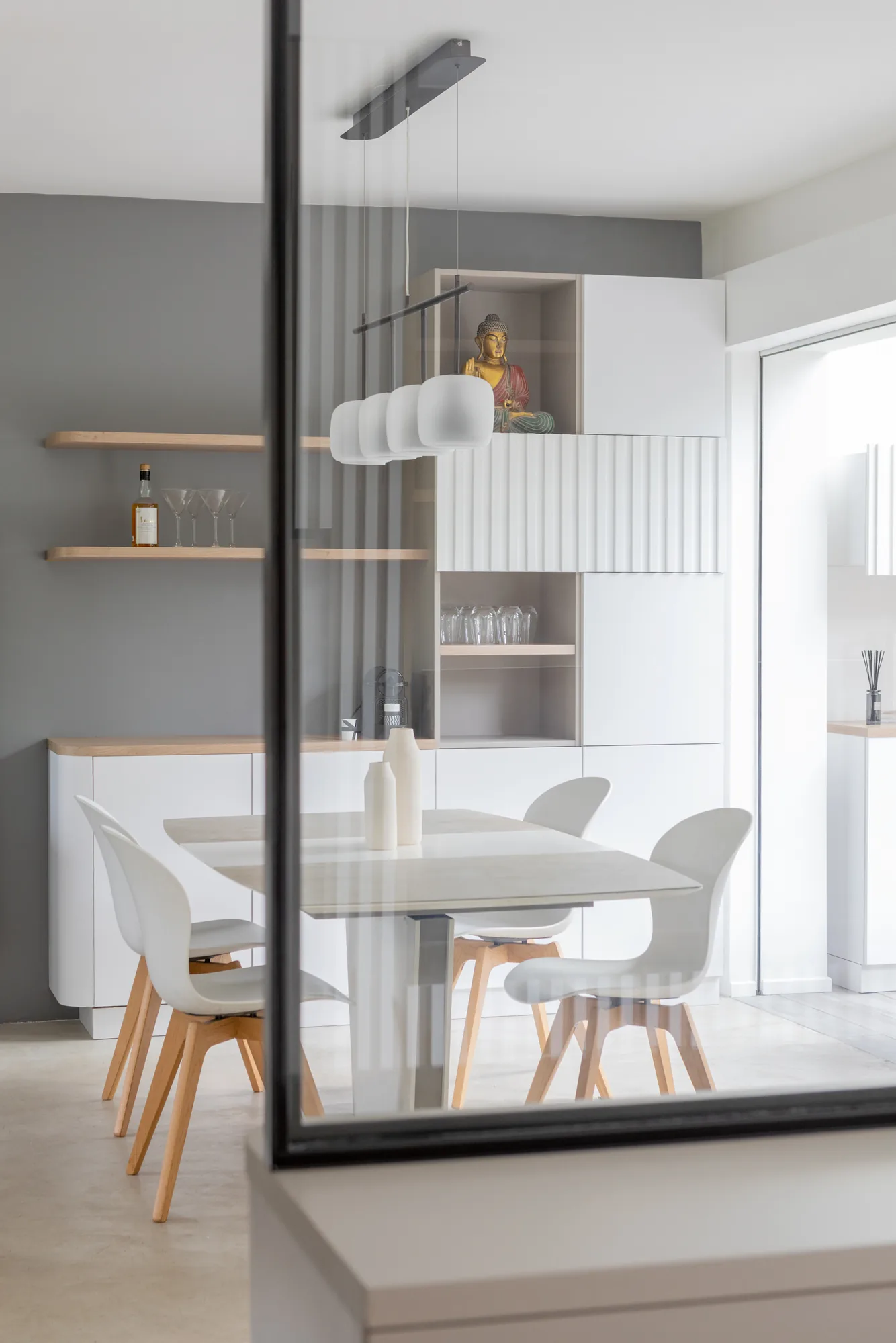 Maison à Meudon, verrière acier structurant l'espace ouvert, bois cannelé
