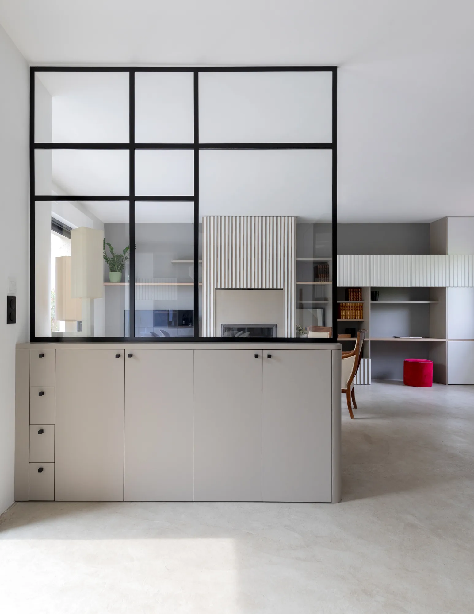 Maison à Meudon, verrière acier structurant l'espace ouvert, bois cannelé