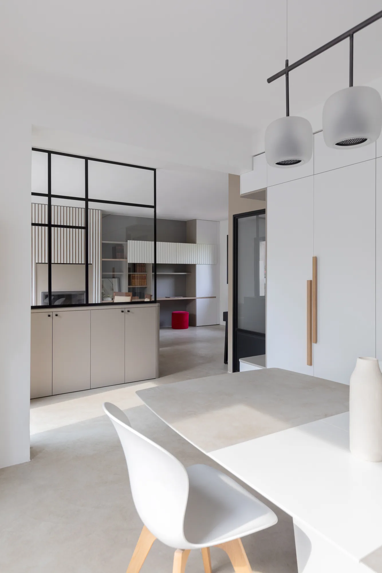 Maison à Meudon, verrière acier structurant l'espace ouvert, bois cannelé