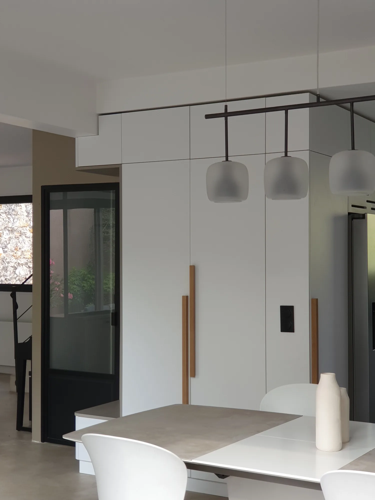 Maison à Meudon, verrière acier structurant l'espace ouvert, bois cannelé
