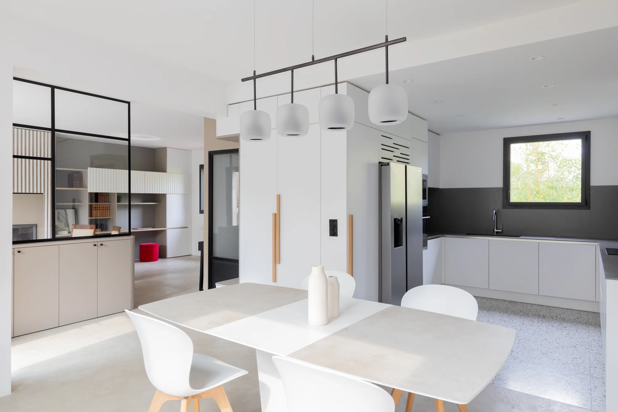 Maison à Meudon, verrière acier structurant l'espace ouvert, bois cannelé