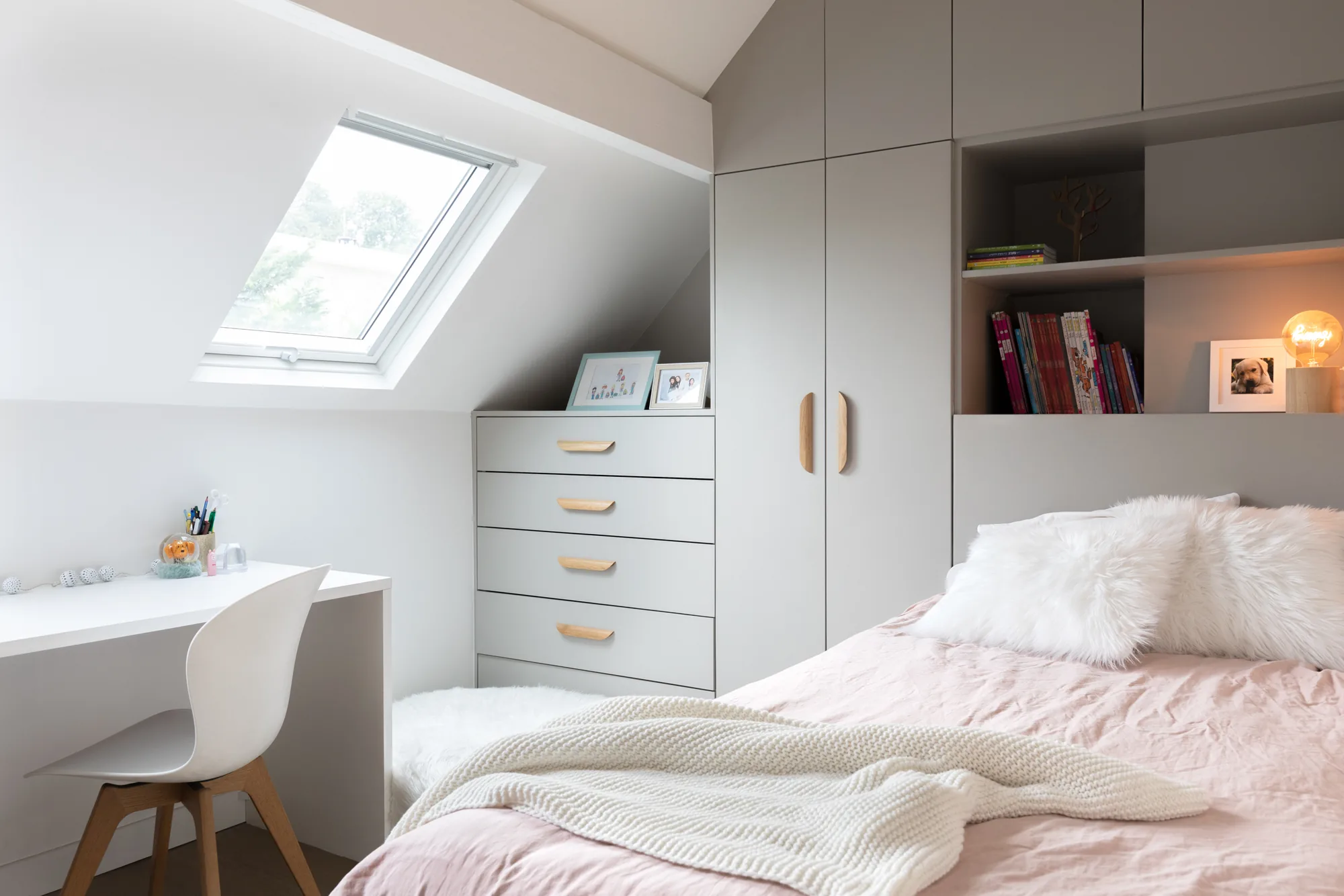 Maison à Meudon, verrière acier structurant l'espace ouvert, bois cannelé