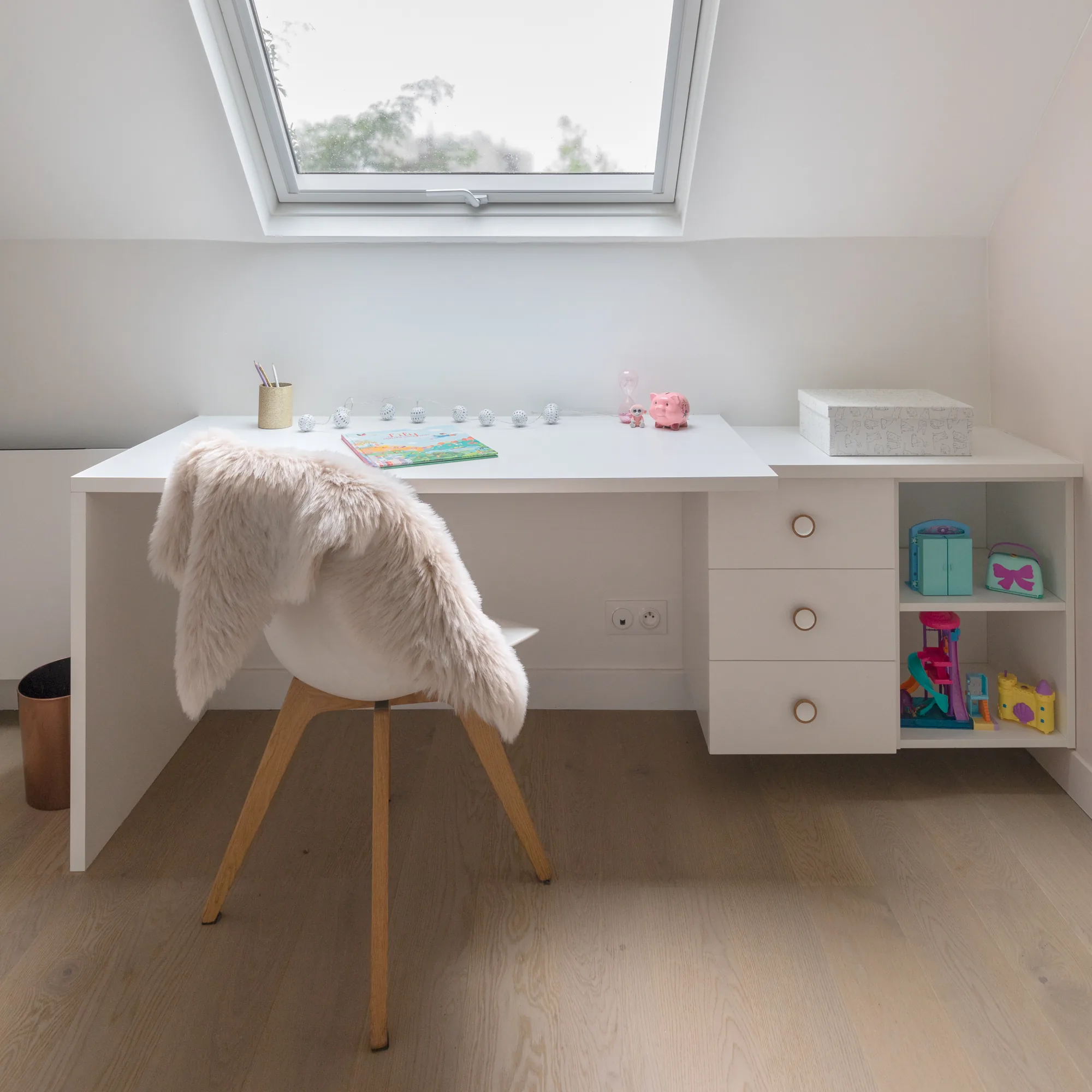 Maison à Meudon, verrière acier structurant l'espace ouvert, bois cannelé