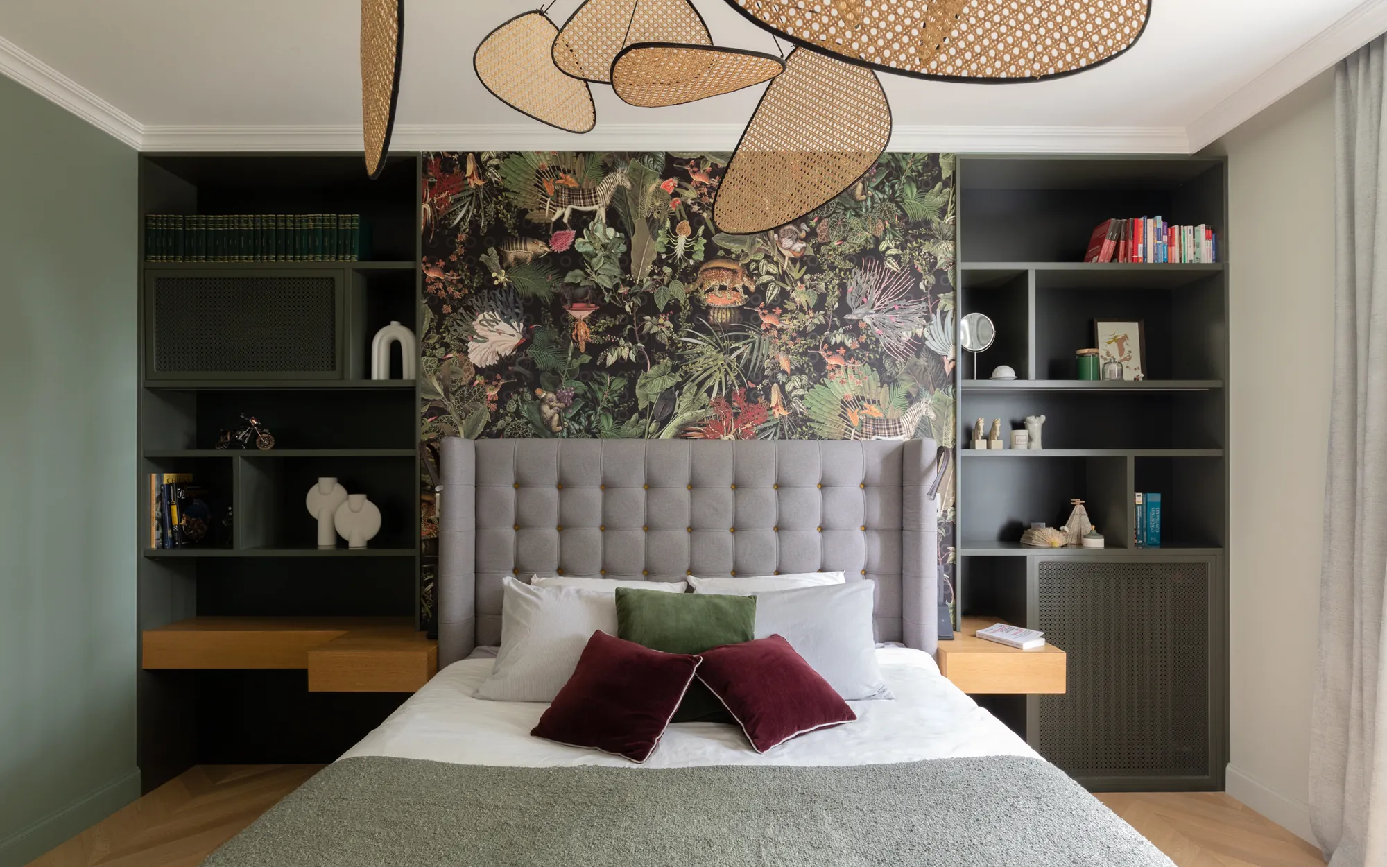 Chambre rénovée par DUstudiO : tête de lit capitonnée, papier peint panoramique et bibliothèques sur-mesure