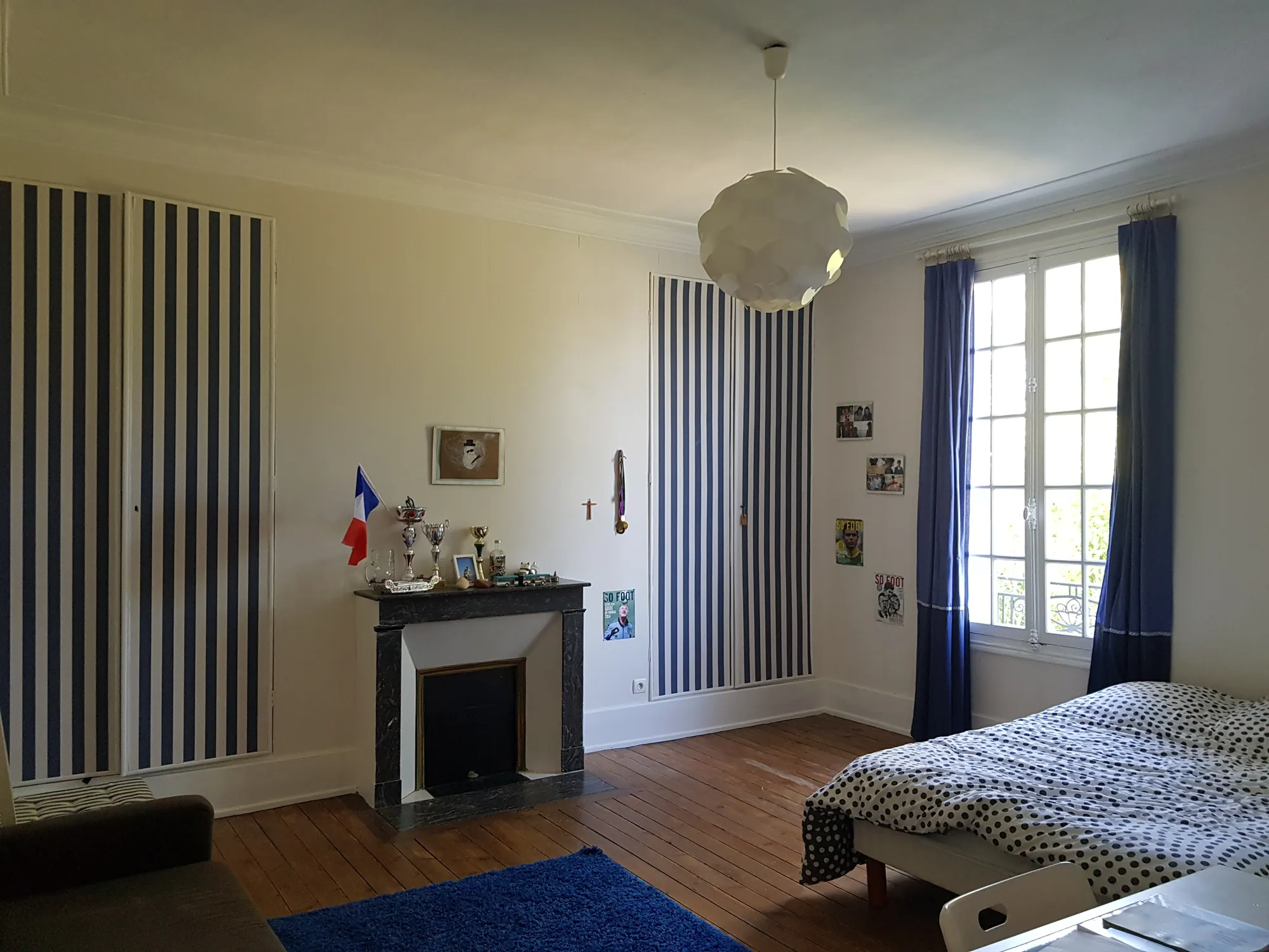 Chambre d'origine avant rénovation, cheminée en marbre et parquet ancien