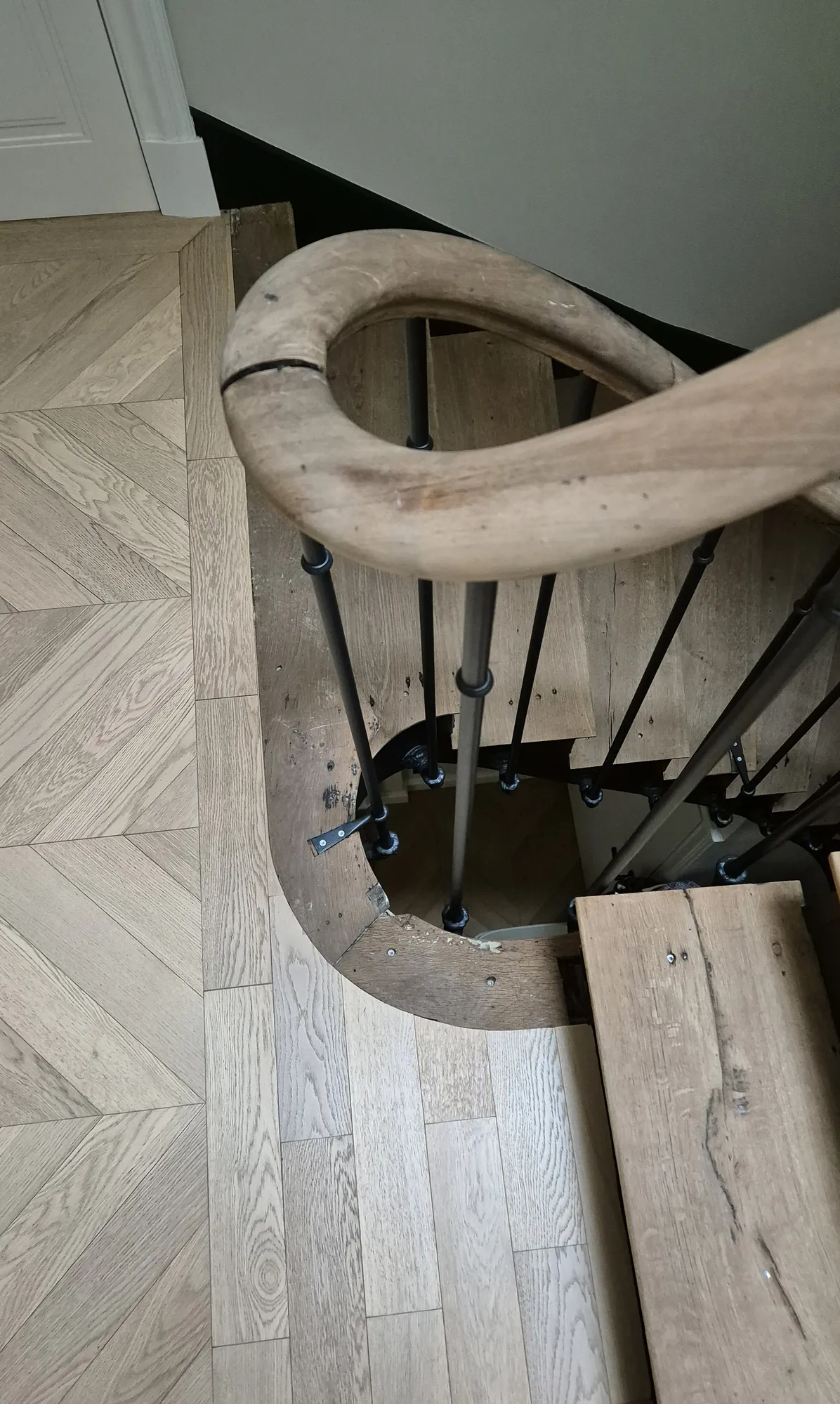 Escalier patrimonial restauré, bois et lumière naturelle, Résidence Val d'Or Saint-Cloud