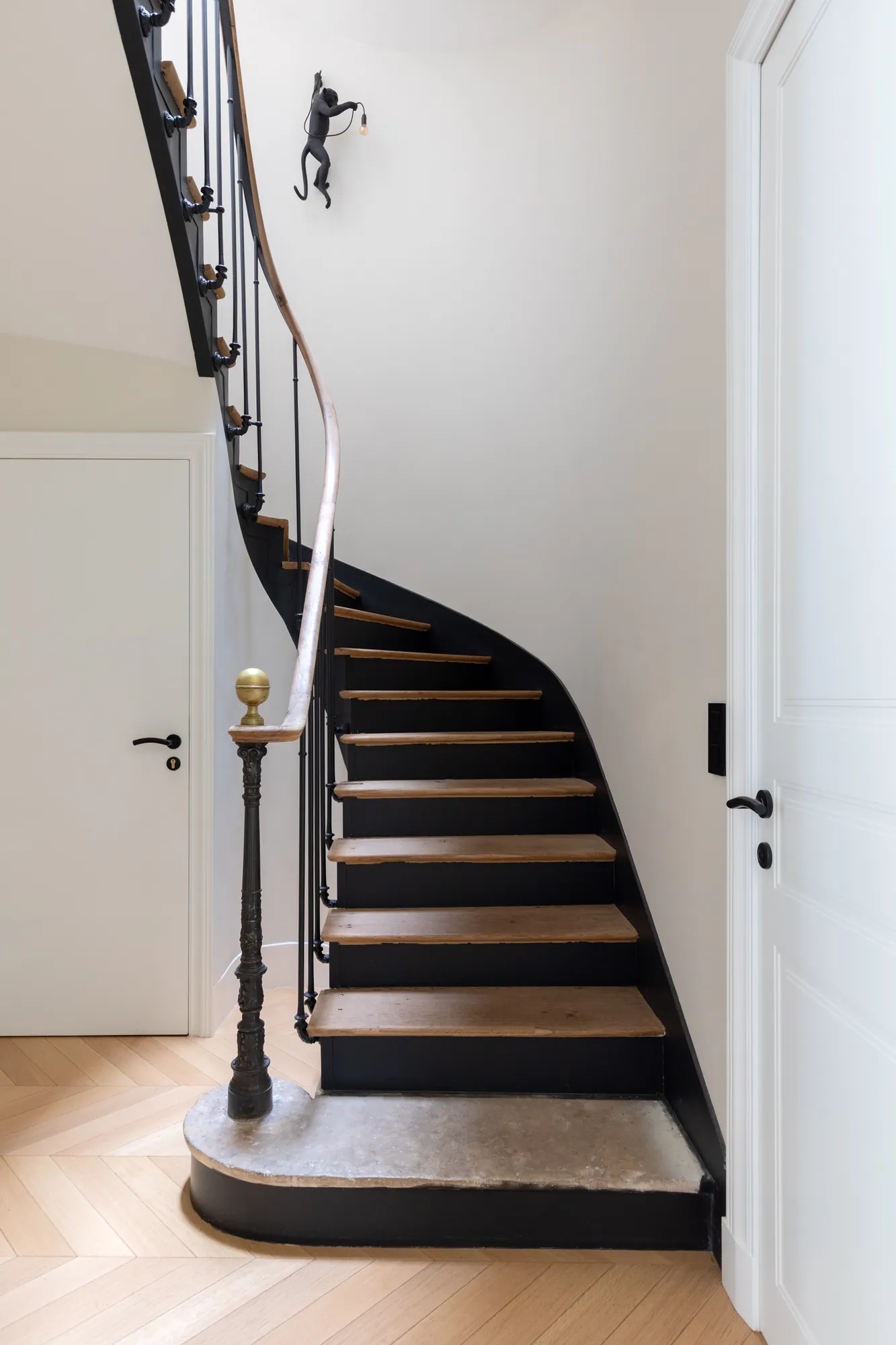Vue sur l'escalier et les espaces de vie, maison de maître Val d'Or Saint-Cloud