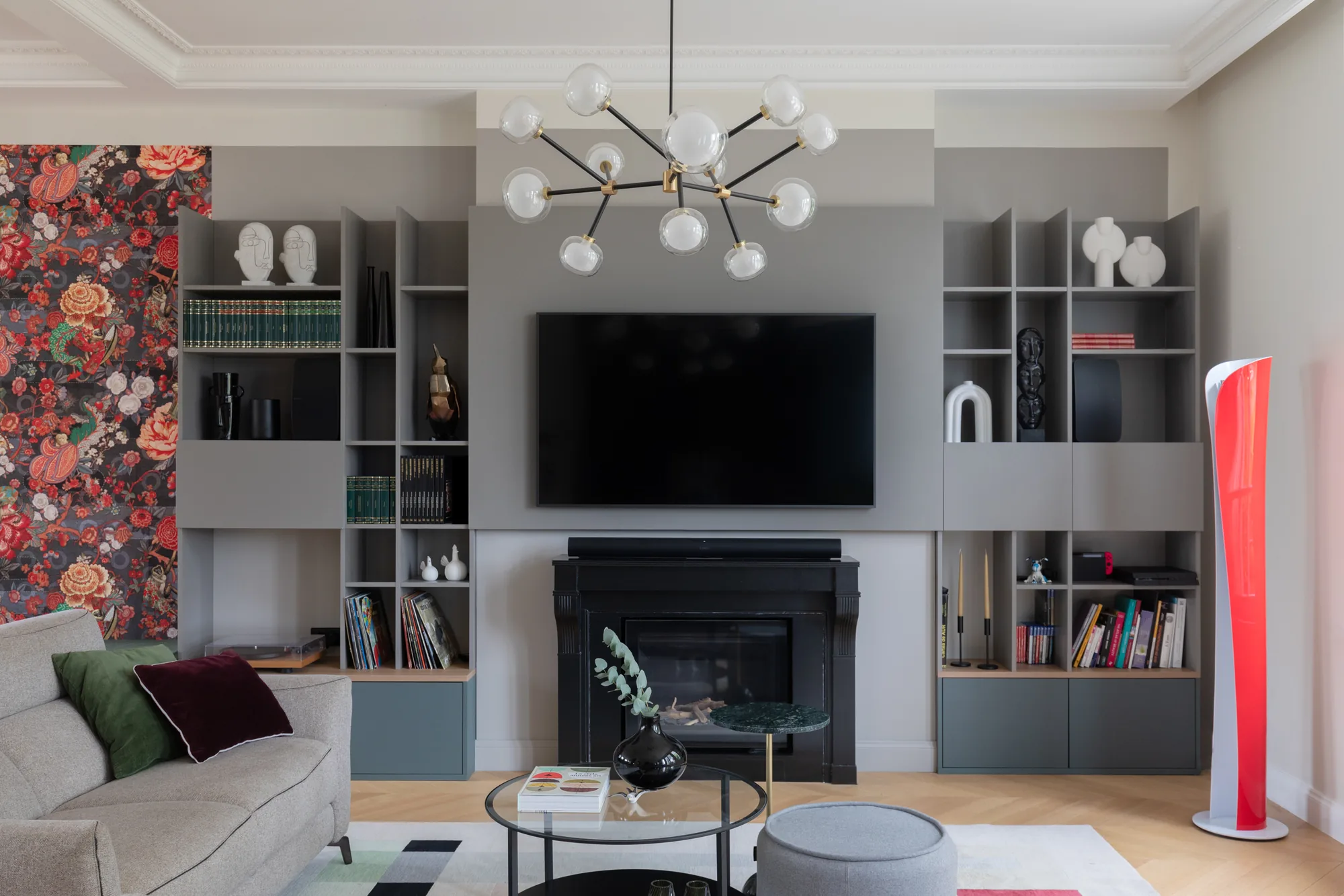 Salon d'une maison de maître rénovée par DUstudiO, mur de vie sur-mesure